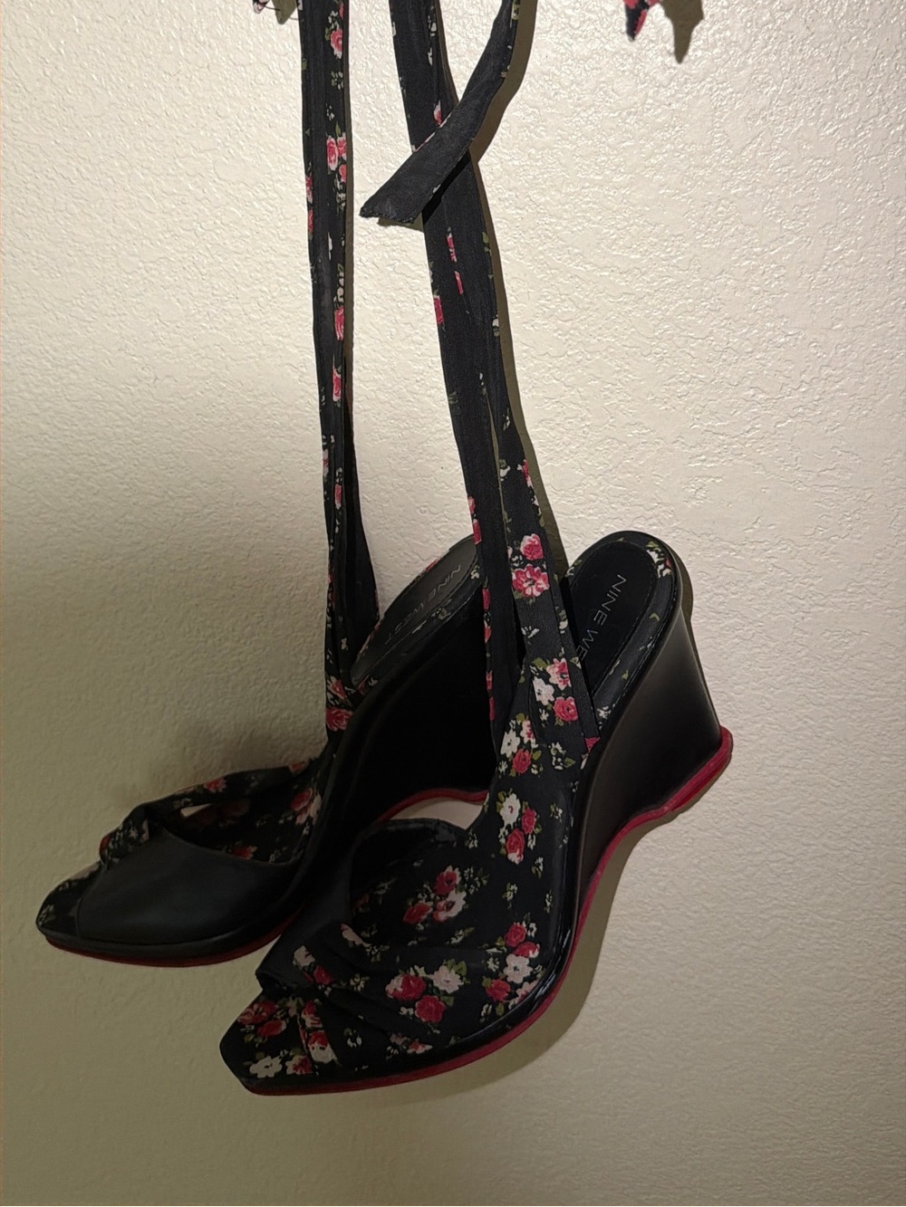 Vintage Floral Black Wedge Sandals with Pink Accents